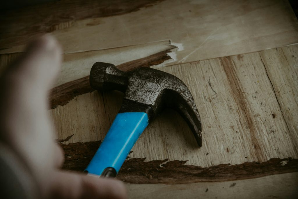 ログハウスの修繕はDIYでできる?業者に頼むべき?